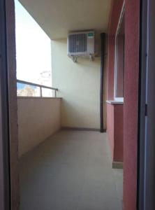 um corredor vazio com um quarto com um aquecedor na parede em Прекрасен апартамент в София em Sófia