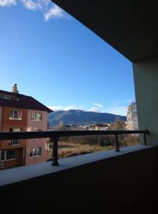 uma vista a partir da varanda de um edifício em Прекрасен апартамент в София em Sófia