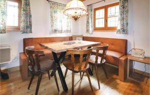 Beautiful Home In Mittersill With Wifi في ميترسيل: غرفة طعام مع طاولة وكراسي خشبية