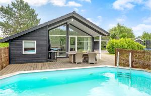 una casa con piscina e terrazza con una casa di Awesome Home In Skibby With Outdoor Swimming Pool a Skibby