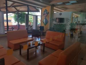 sala de estar con muebles de color naranja y mesa en CPR SolNascente en Portimão