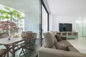 a living room with a table and a couch at Luxury Avilla Las Olas in Palm-mar