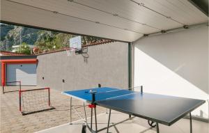 Fasilitas tenis meja di Nice Home In Omis With 4 Bedrooms, Jacuzzi And Outdoor Swimming Pool