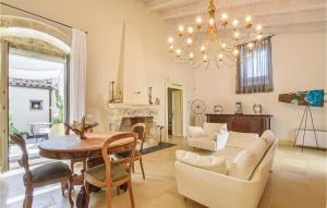 Posezení v ubytování 4 Bedroom Stunning Home In Palazzolo Acreide