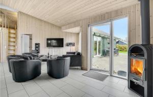 Bøtø ByにあるBeautiful Home In Idestrup With 6 Bedrooms, Wifi And Indoor Swimming Poolのリビングルーム(暖炉、テレビ付)