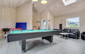 - un salon avec un billard et un canapé dans l'établissement Lovely Home In Idestrup With Sauna, à Bøtø By