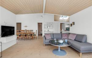 Vester SømarkenにあるBeautiful Home In Nex With 3 Bedrooms, Sauna And Wifiのリビングルーム(ソファ、テーブル付)