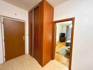 pusty pokój z drzwiami i salonem w obiekcie Apartmán Simcity 24h self check-in w Bańskiej Bystrzycy