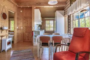 eine Küche und ein Esszimmer mit Tisch und Stühlen in der Unterkunft Villa Blue beach / Siniranta in Parkano