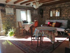 un soggiorno con tavolo e divano di El Caserio de Esther a Beranga
