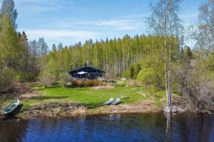 una casa en la orilla de un lago con dos pájaros en Villa Blue beach / Siniranta en Parkano