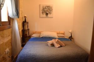 1 dormitorio con 2 camas y sábanas azules en St George of Lydda B&B en Victoria
