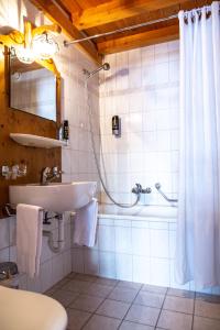 Koupelna v ubytování Hôtel Le Relais Alpin