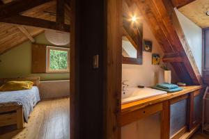 Łóżko lub łóżka w pokoju w obiekcie MAISON YUKTI - Magnifique maison de charme proche plage