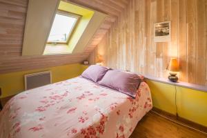 sypialnia z łóżkiem i oknem w obiekcie MAISON YUKTI - Magnifique maison de charme proche plage w mieście Lampaul-Ploudalmézeau