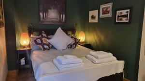 Rúm í herbergi á The Orchards Guest Suite