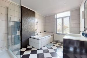 uma casa de banho com uma banheira, um lavatório e um chuveiro em Beautiful house in Mons-SHAPE-G00gle em Nimy