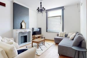 uma sala de estar com um sofá e uma lareira em Beautiful house in Mons-SHAPE-G00gle em Nimy