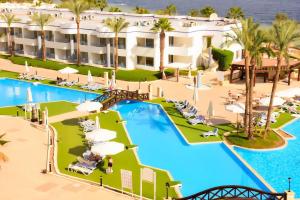 Výhled na bazén z ubytování Queen Sharm Italian Club nebo okolí