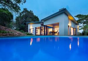 una casa con una gran piscina frente a ella en Eden Rock Forest Estate en Pennington