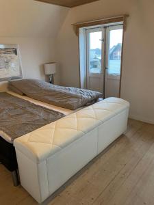 - une chambre avec 2 lits et une fenêtre dans l'établissement 200 m til havet - fri adgang til svømmehal, à Thyborøn