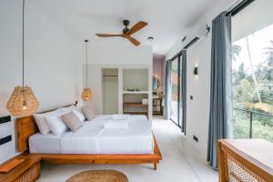 阿漢伽馬的住宿－Terra Villas，一间卧室设有一张床和一个阳台