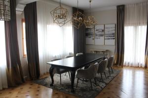 a dining room with a black table and chairs at Casa Cranta in Braşov