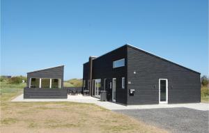 ロッケンにあるBeautiful Home In Lkken With 3 Bedrooms, Sauna And Wifiの黒い外観の黒い家