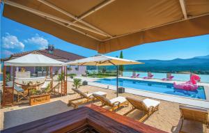 uma imagem de uma villa com piscina em Lovely Home In Glavina Donja With Wifi em Donja Glavina