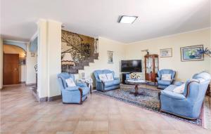 Ruang duduk di Beautiful Home In Agropoli Sa With House Sea View