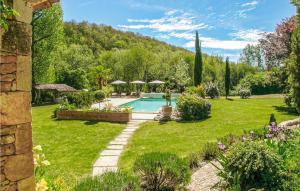 einen Hinterhof mit Pool und Garten in der Unterkunft Beautiful Home In La Cassagne With Kitchen in Ladoux