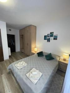 a bedroom with a bed with two towels on it at Island apartman in Odorheiu Secuiesc