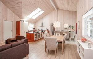 Bøtø ByにあるNice Home In Idestrup With 9 Bedrooms, Sauna And Wifiのキッチン、ダイニングルーム(テーブル、椅子付)
