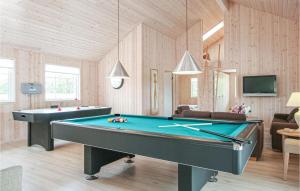 Bøtø ByにあるNice Home In Idestrup With 9 Bedrooms, Sauna And Wifiのリビングルーム(ビリヤード台付)