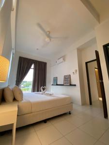 een slaapkamer met een bed en een raam bij Imperio Professional Suite by 188AOR in Alor Setar