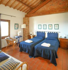 1 Schlafzimmer mit 2 Betten und blauer Bettwäsche in der Unterkunft Agriturismo Tenuta La Pila in Villa Bartolomea