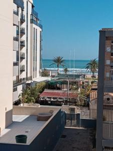 uitzicht op het strand vanaf het balkon van een gebouw bij DOROTHY Apartamento Playa de Gandia con vistas al mar 8 personas in Gandía