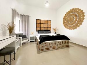 een slaapkamer met een bed en een spiegel aan de muur bij LA Casa Di Lusso Grande Casa -Adults Only in Kolimbia