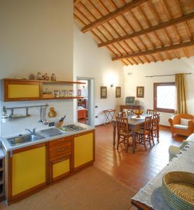 cocina y sala de estar con mesa y sillas en Agriturismo Tenuta La Pila, en Villa Bartolomea