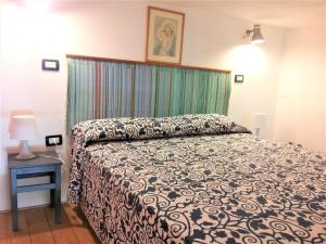 - une chambre avec un lit et un rideau dans l'établissement Villette Corallo, à Malfa