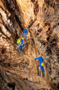 um grupo de pessoas subindo em uma caverna em El Peñoncico em Riópar