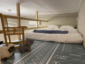 ein Schlafzimmer mit einem Bett und zwei Teddybären auf dem Boden in der Unterkunft OIKIASTUDIOS2 in Patras