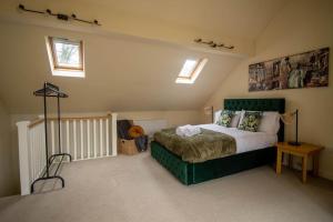 a bedroom with a green bed in a room at Bradley Manor, Cosy Retreat For Families & Friends in Huddersfield