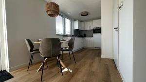 - une cuisine et une salle à manger avec une table et des chaises dans l'établissement ' Zilten Huus Zoutelande, à Zoutelande