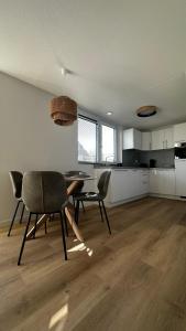 - une cuisine et une salle à manger avec une table et des chaises dans l'établissement ' Zilten Huus Zoutelande, à Zoutelande