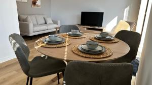 - une table à manger et des chaises dans le salon dans l'établissement ' Zilten Huus Zoutelande, à Zoutelande
