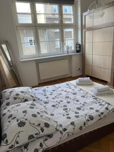 格地尼亞的住宿－Apartament Centrum II，一间卧室配有一张带黑白毯子的床