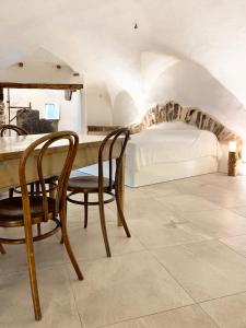 - une chambre avec un lit, une table et des chaises dans l'établissement Antica Torre, à Sondrio