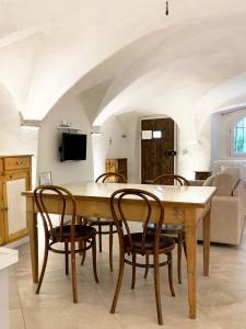 - une salle à manger avec une table et des chaises en bois dans l'établissement Antica Torre, à Sondrio