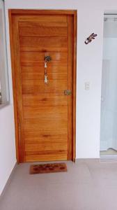 a wooden door with areath on it in a room at Chicama D'Amore Dpto Familiar Kids & Wave on PtoMalabrigo in Puerto Chicama